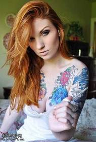 Moteriškos krūtinės tatuiruotės modelis