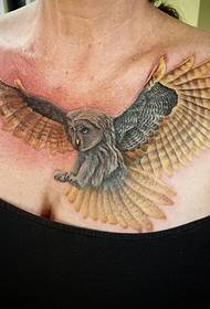 ຮູບແບບ tattoo owl ທີ່ແທ້ຈິງຢູ່ໃນຫນ້າເອິກຂອງແມ່ຍິງ
