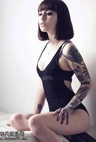 Moteris yra labai gražus tatuiruotės modelis