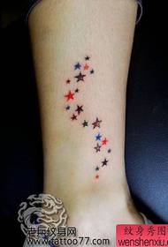 Trendikäs värillinen pieni viiden kärjen tähden tatuointikuvio