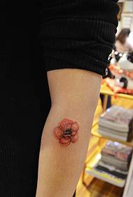 Мали цвет који прекрива ожиљак тетоважом