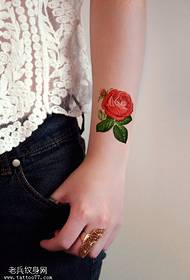Реалистичен и реалистичен модел татуировка на розово цвете