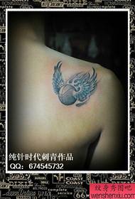 Retro modello popolare classico piccolo del tatuaggio di pallacanestro delle spalle