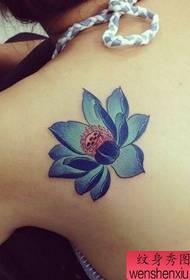 Pola tato lotus berwarna-warni yang indah di bahu