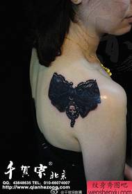 Красивите женски рамене са популярни с красиви дантелени татуировки с лък