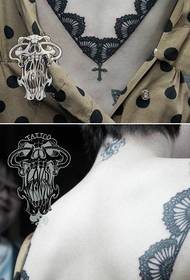 Pola tattoo renda anu indah dina tukangeun budak awéwé