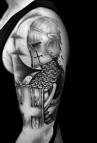 Treball de tatuatge per a homes amb armadura de samurai gris Gris negre