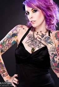 Modello di tatuaggio viola bella donna