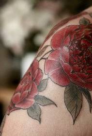 Bellissimo modello di tatuaggio con rose calde