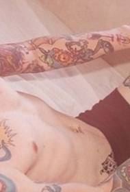 Tatuaggio europeo e americano per uomo sexy e americano con totem di colore