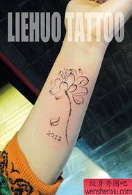 Krahët e vajzave janë dizajne të bukura dhe të njohura të tatuazheve të lotusit me bojë
