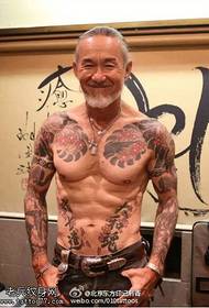 Modello di tatuaggio totem prepotente uomo