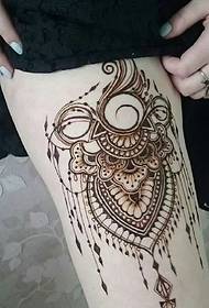 Een groep Henna tattoo-ontwerpen voor modieuze vrouwen