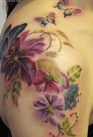 Spalvotos gėlių tatuiruotės yra labai seksualios