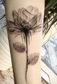 Un set di belli disegni di tatuaggi fiurali in stilu di tinta