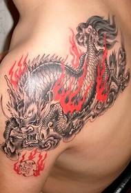 Pečių atmosfera ugnies vienaragio tatuiruotės