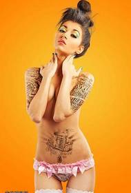 Modello di tatuaggio donna molto bella