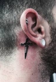 Tatuaż za uchem chłopca za obrazem tatuażu czarnego sztyletu