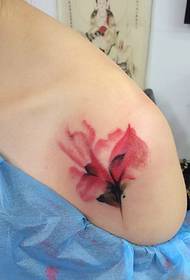 Красивая и красивая цветочная татуировка с изображением аромата цветка