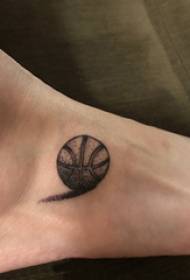 Instep Tattoo, schwaarze Basketball Tattoo Bild op der Instep vun engem Jong