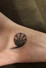 Instep tatuirovkasi, bola basketbolidagi qora basketboldagi zarb rasm