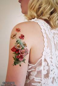 Hermoso y hermoso patrón de tatuaje floral