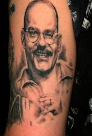 黑灰写实的眼镜男子肖像纹身图案