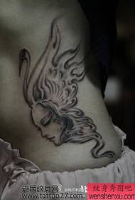 Un bellissimo modello di tatuaggio a farfalla