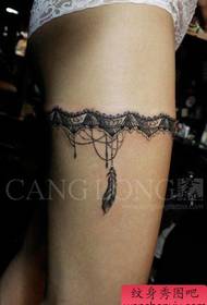 Motivo del tatuaggio in pizzo popolare nelle gambe delle donne popolari