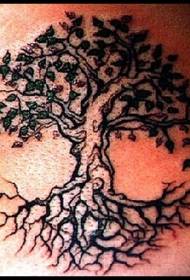 Arbre gros negre de braç masculí amb patró de tatuatge d’arrel