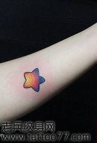 Motivo colorato a stella a cinque punte che piace alle ragazze