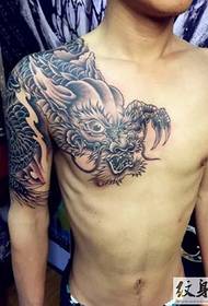 Tatuado de ŝvela drako de dominado