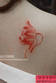 Prekrasna tetovaža od lotosa na ramenima