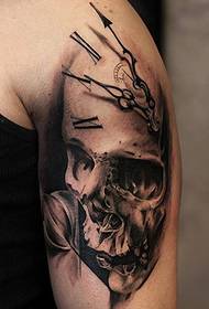 Modello di tatuaggio teschio acquerello nero su costole laterali