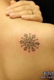 Meisje skouder ienfâldige lijn sneeuwvlok tattoo patroan