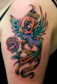 Velké rameno roztomilé velké oči pták a růže tetování vzor