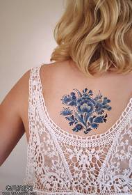 Refreŝiga kaj eleganta flora tatuaje aranĝo