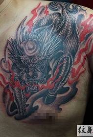 Muški zgodni jednorog tetovaža