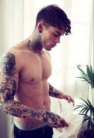 Britanski super popularni model Stephen James