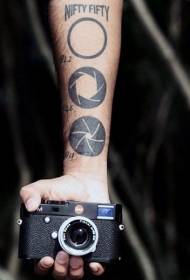 Modèle de tatouage appareil photo caméra portant la mémoire