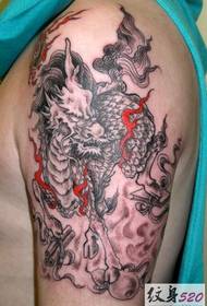 Ifoto yamadoda ayithandayo yokwahlula i-Kirin fire unicorn tattoo