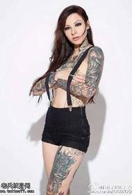 Modello di tatuaggio alla moda bellezza fiore fresco