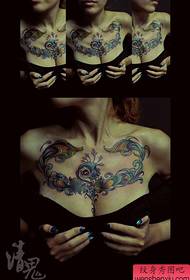 Прелепа тетоважа скочне птице на предњој страни прелепе жене