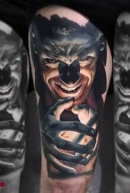 Omul rău în stil horror, cu model de tatuaj ușor