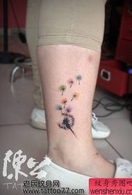 ຮູບແບບ tattoo dandelion ທີ່ມີສີສັນສົດໃສ