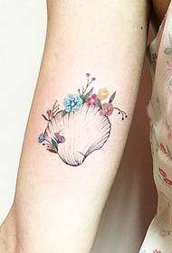 Kızın kolundaki küçük taze çiçek dövme deseni