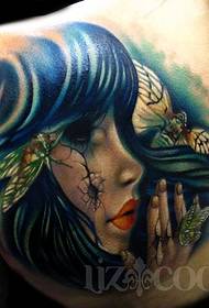 Kvinna med fjärils tatuering