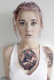 Modèle de tatouage féminin face à la poitrine