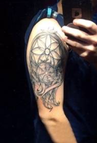 Pengacara tatu penunjuk gambar lelaki menangkap imej tatu bersih mimpi pada lengan