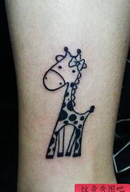 un patrón de tatuaje de jirafa tótem en la pierna de la niña